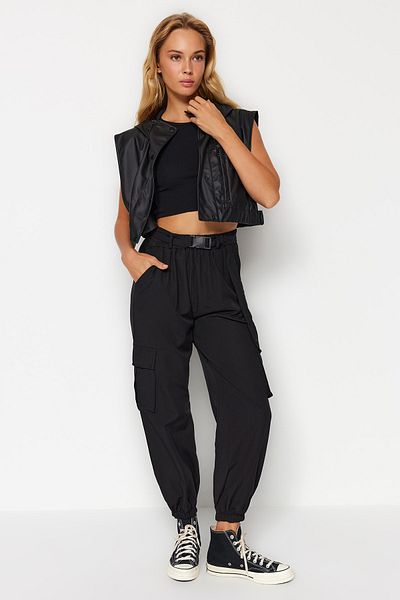 Trendyol Collection Schwarze gewebte Hose mit Cargotaschen TWOAW24PL00293
