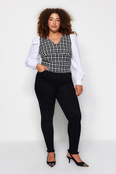 Trendyol Curve Weiße Langarmbluse mit V-Ausschnitt und Tweed-Muster - TBBAW24AF00004