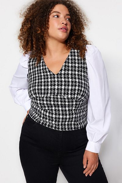 Trendyol Curve Weiße Langarmbluse mit V-Ausschnitt und Tweed-Muster - TBBAW24AF00004