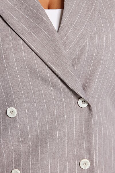 Trendyol Curve Двуредно яке на сиви райета с голям размер - двойно покритие и подплата TBBAW24AG00001