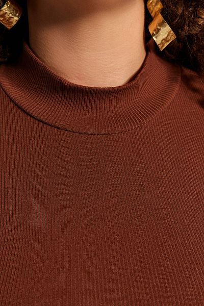 Trendyol Curve Hnědý stojatý límeček Bodycone/Body Sedící Žebrovaná Pletená halenka větší velikosti Tbbaw23Af00003