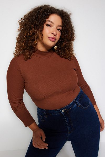 Trendyol Curve Hnědý stojatý límeček Bodycone/Body Sedící Žebrovaná Pletená halenka větší velikosti Tbbaw23Af00003
