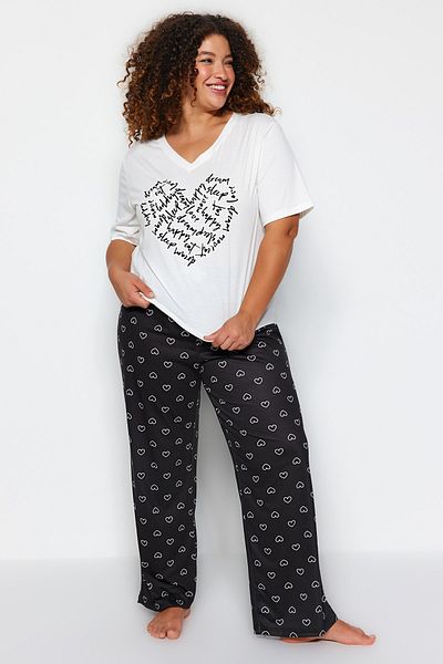 Trendyol Curve Weißes gestricktes Pyjama-Set mit Herzmuster TBBAW24AI00012