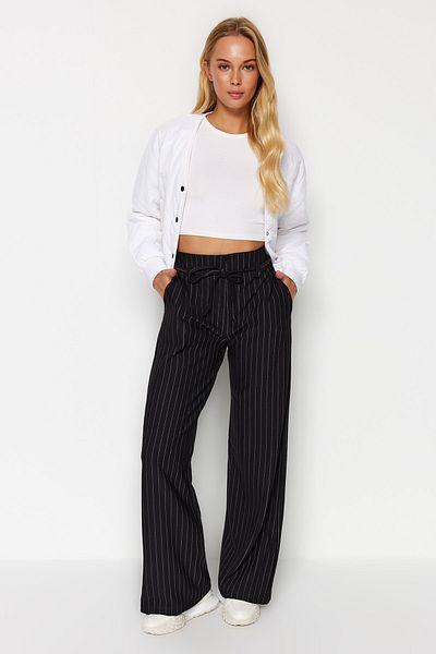 Trendyol Collection Schwarz gestreifte Gürteldetaillierte gerade/gerade dehnbare Strickhose TWOAW24PL00084