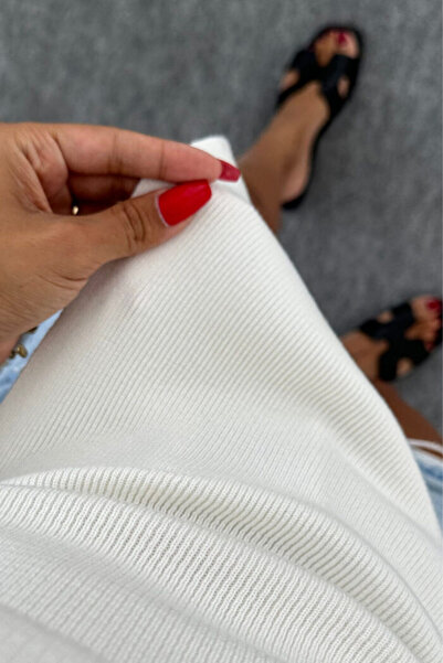 Laluvia Μπλούζα χωρίς στράπλες σε λευκό ασύμμετρο κόψιμο με λεπτομέρεια αξεσουάρ λαιμού