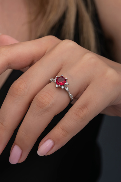 ALYANSEVİM Kırmızı Taşlı Çiçek Motifli Gümüş Yüzük