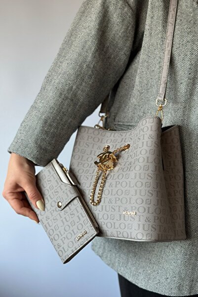 Just Polo حقيبة كتف نسائية بطبعة مونوغرام مكونة من 3 أقسام مع سلسلة وإكسسوارا...