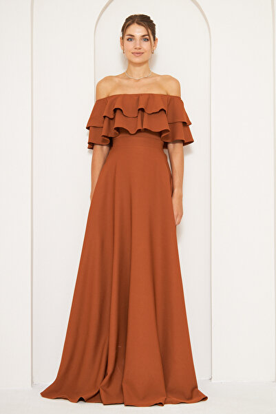 NO48 Βραδινό φόρεμα με φουσκωτό ύφασμα με φουσκωτό ύφασμα με λεπτομέρεια με βολάν από κανέλα