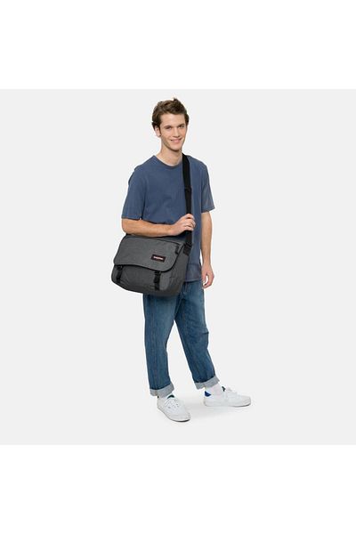 Eastpak Geantă Messenger Delegate+ cu curea de umăr afumată EK00026E77H1