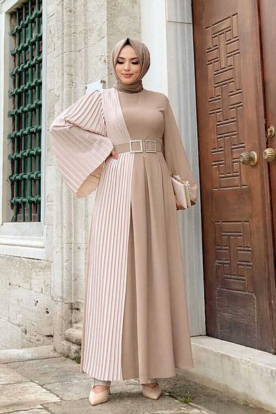 Bym Fashion Halb plissiertes, halblagiges, zweifarbiges Kleid mit Gürtel 3703 Nerz