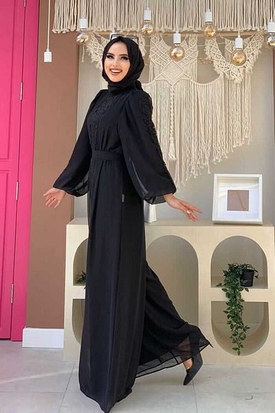 Bym Fashion بذلة شيفون بأكمام مطاطية وتفاصيل مطرزة بالدانتيل 3730 باللون الأسود