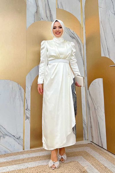 Bym Fashion Rock-Abendkleid aus Satin mit Quastendetail und Gürtelzubehör 3763 Ecru