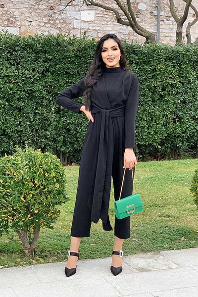 Bym Fashion بذلة بتفاصيل ربطة الخصر ونصف الحلق 3672 باللون الأسود