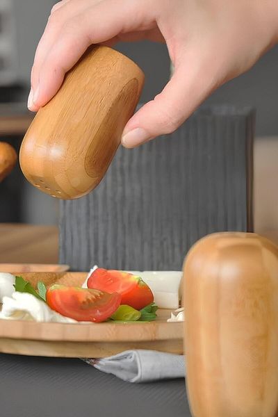 MİEN Set of 2 Bamboo Salt and Pepper Shakers with Bamboo Base