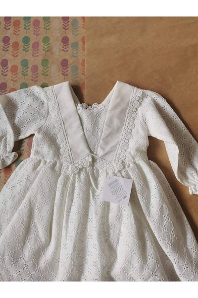Little Coco Λεπτομερές μακρυμάνικο λευκό κοριτσίστικο φόρεμα με γιακά από ύφασμα Scallop