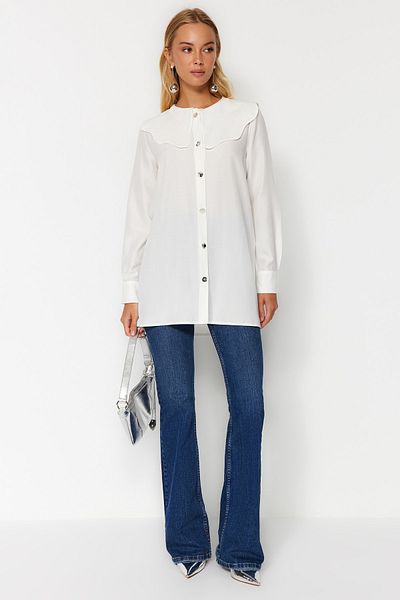 Trendyol Modest Weißes Baumwollhemd mit Babykragen und silbernen Knöpfen TCTAW24TG00009