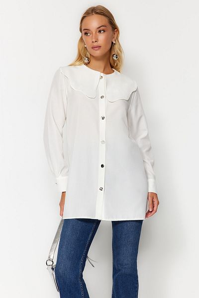 Trendyol Modest Weißes Baumwollhemd mit Babykragen und silbernen Knöpfen TCTAW24TG00009