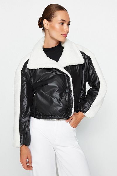 Trendyol Collection Jachetă pufă cu detalii de pluș, neagră, supradimensionată TWOAW24MO00177