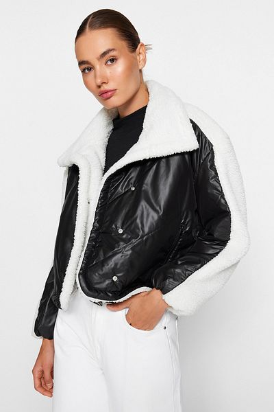 Trendyol Collection Jachetă pufă cu detalii de pluș, neagră, supradimensionată TWOAW24MO00177