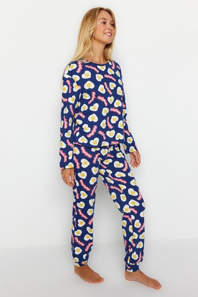 Trendyol Collection 100% pamut sötétkék pizsama szett - reggeli mintás póló és nadrág THMAW24PT00102