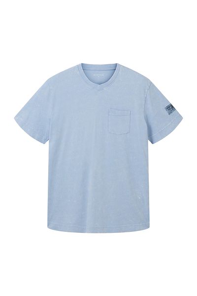 Tom Tailor V-Ausschnitt, ausgewaschener Optik und Brusttasche. Das T-Shirt Kurzarmshirt