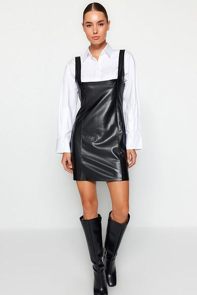 Trendyol Collection Schwarz gefüttertes Mini-Gilet-Strickkleid aus Kunstleder mit quadratischem Kragen TWOAW24EL00374