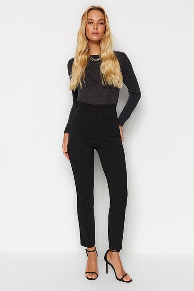 Trendyol Collection Schwarze, hoch taillierte, gerippte, elastische Taille, schmale Passform, dicke Strickhose TWOAW24PL00114