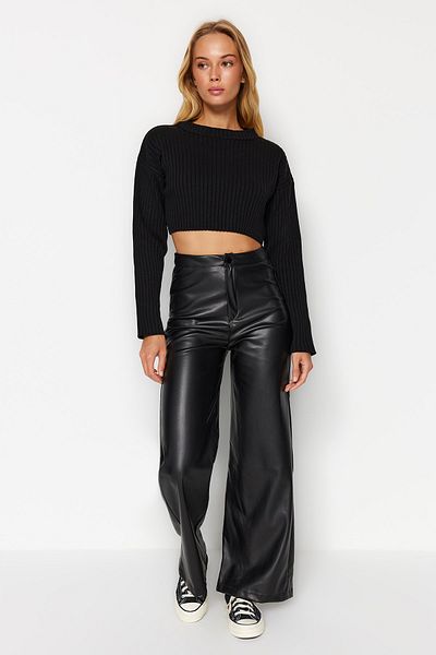 Trendyol Collection Schwarze Strickhose aus Kunstleder mit weitem Bein und Taschen und detaillierten Details TWOAW24PL00103