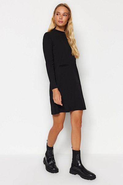 Trendyol Collection Černé pletené šaty z krepové tkaniny s vysokým límcem v kapse TWOAW24EL00596