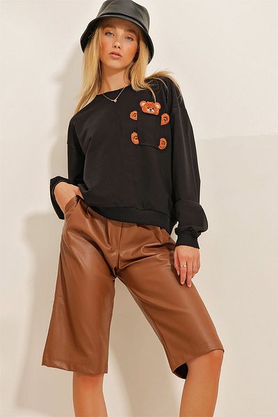 Trend Alaçatı Stili Schwarzes Sweatshirt mit Rundhalsausschnitt und Teddybär-Stickerei auf der Tasche für Damen ALC-X10837