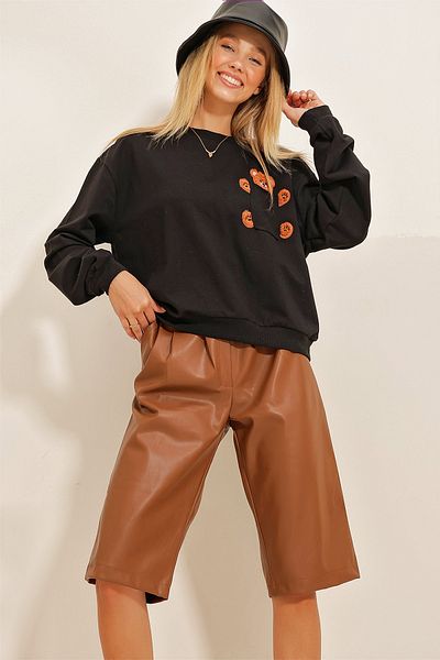 Trend Alaçatı Stili Schwarzes Sweatshirt mit Rundhalsausschnitt und Teddybär-Stickerei auf der Tasche für Damen ALC-X10837