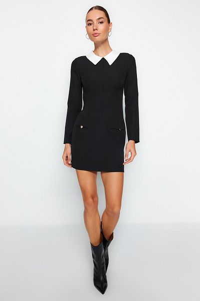 Trendyol Collection Detailně tkané šaty s černým límečkem TWOAW24EL00298