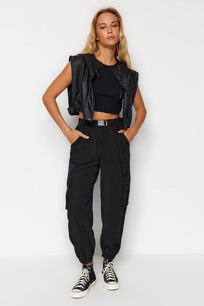 Trendyol Collection Schwarze gewebte Hose mit Cargotaschen TWOAW24PL00293