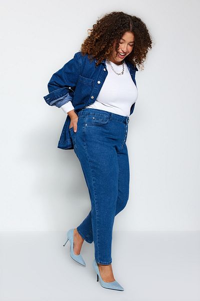 Trendyol Curve Blugi Mom Fit cu detaliu cu nasturi albastri TBBSS23AR00016