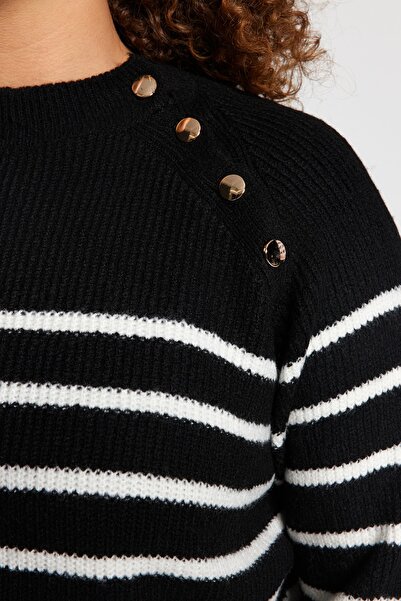 Trendyol Curve Пуловер от плетиво със златни копчета на черни райета TBBAW24AN00040