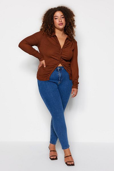 Trendyol Curve Braunes, gerafftes Strickhemd TBBAW23AX00001
