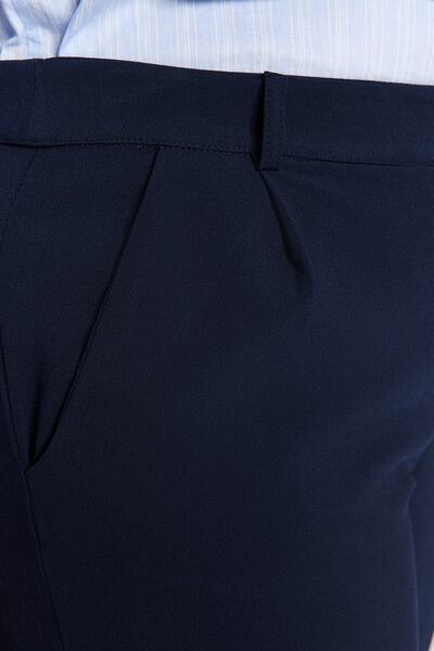 Trendyol Curve Темно-сині брюки з тканого полотна з асиметричним кроєм на двох ґудзиках TBBAW23AR00038