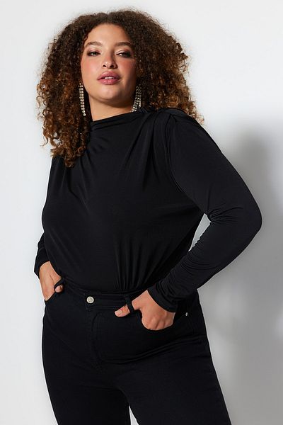 Trendyol Curve Schwarze Strickbluse mit gepolsterten Ärmeln TBBAW24CS00001