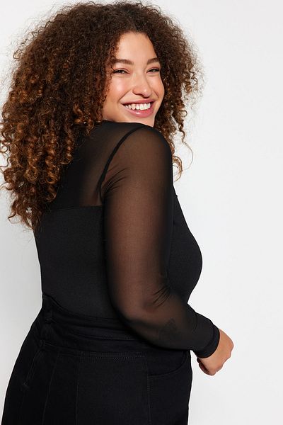 Trendyol Curve Schwarze, detaillierte Strickbluse aus Tüll mit herzförmigem Ausschnitt TBBAW24AF00015