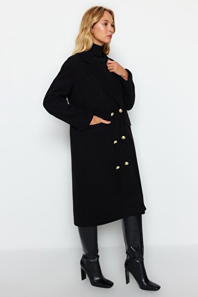 Trendyol Collection Černý oversize široký střih se zlatým knoflíkem podrobně dlouhý kabát s razítkem TWOAW24KB00154