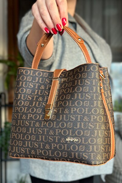 Just Polo حقيبة كتف نسائية منقوشة بطباعة سلسلة خاصة - بني بني 92055-GQ