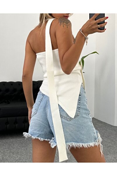 Laluvia Μπλούζα χωρίς στράπλες σε λευκό ασύμμετρο κόψιμο με λεπτομέρεια αξεσουάρ λαιμού