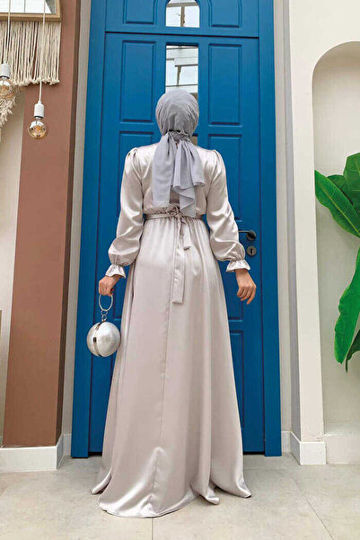 Bym Fashion Obyčejné saténové večerní šaty s detailem pasu 3791 šedá