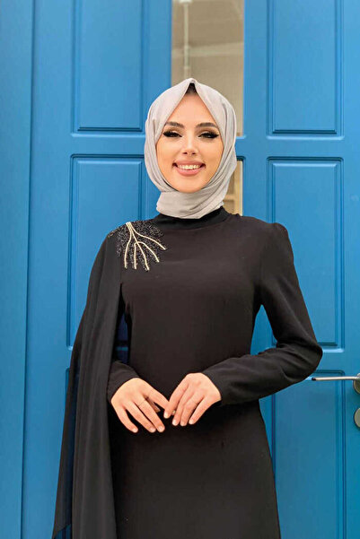 Bym Fashion Jednorukávový šifon Cape Detail výšivka přes rameno Večerní šaty 3796 Černá