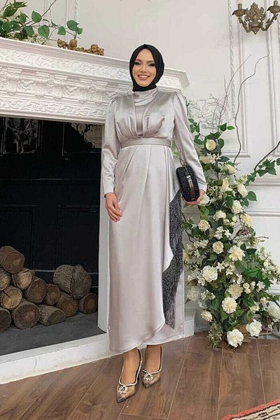 Bym Fashion Rock-Abendkleid aus Satin mit Quastendetail und Gürtelzubehör 3763 Grau