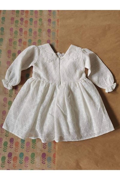 Little Coco Λεπτομερές μακρυμάνικο λευκό κοριτσίστικο φόρεμα με γιακά από ύφασμα Scallop