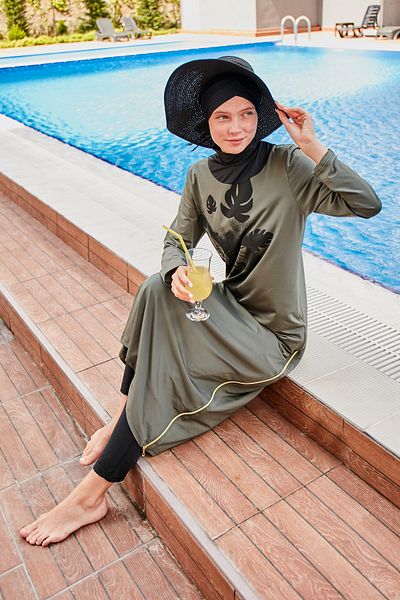Marina 4-teiliger, vollständig bedeckter Hijab-Badeanzug mit Reißverschluss in Khaki und Blattmuster M2021