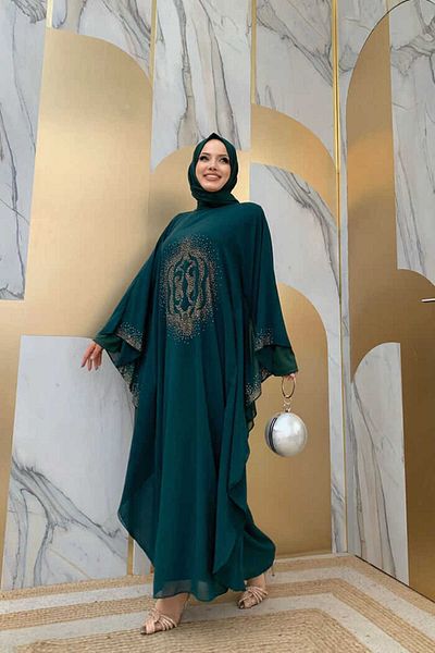 Bym Fashion طقم فستان سهرة بطبعة حجرية مع كيب 8191 زمرد