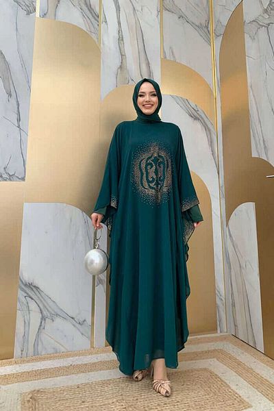 Bym Fashion طقم فستان سهرة بطبعة حجرية مع كيب 8191 زمرد