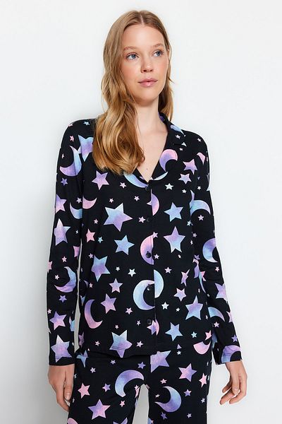 Trendyol Collection Sada černého bavlněného pyžama Galaxy Print – košile a kalhoty Thmaw24Pt00109